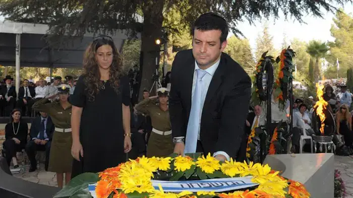 נעה רוטמן ויונתן בן ארצי מניחים זר על קברו של סבם יצחק רבין בהר הרצל, אוקטובר 2010