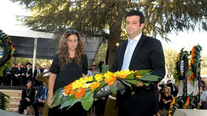 נעה רוטמן ויונתן בן ארצי מניחים זר על קברו של סבם יצחק רבין בהר הרצל, אוקטובר 2010 נעה רוטמן ויונתן בן ארצי מניחים זר על קברו של סבם יצחק רבין בהר הרצל, אוקטובר 2010