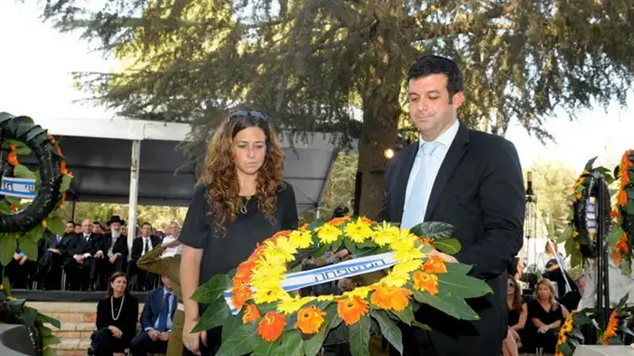 נעה רוטמן ויונתן בן ארצי מניחים זר על קברו של סבם יצחק רבין בהר הרצל, אוקטובר 2010