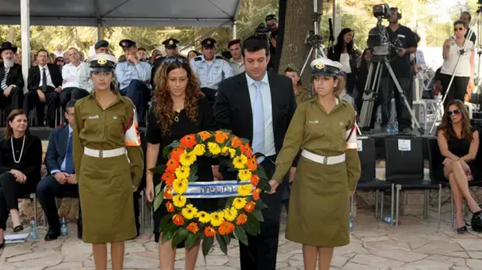 נעה רוטמן ויונתן בן ארצי מניחים זר על קברו של סבם יצחק רבין בהר הרצל, אוקטובר 2010