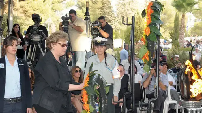 נשיאת בית המשפט העליון דורית בייניש מניחה זר על קברו של יצחק רבין בהר הרצל, אוקטובר 2010