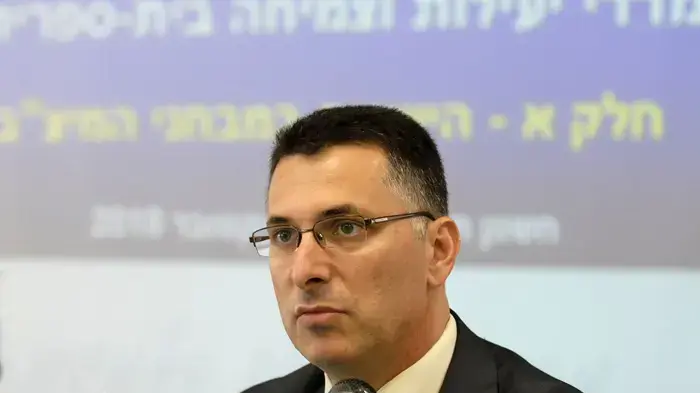 שר החינוך גדעון סער במסיבת עיתונאים בה מפורסמים נתוני המיצ"ב, אוקטובר 2010