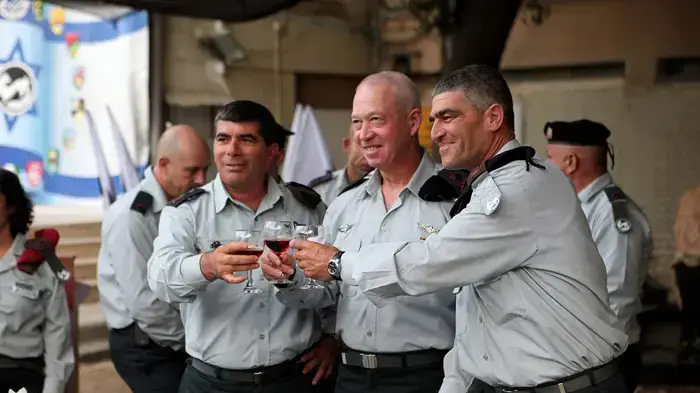 הרמטכ"ל, גבי אשכנזי, מפקד פיקוד הדרום הנכנס, אלוף טל רוסו ומפקד פיקוד הדרום היוצא, יואב גלנט בטקס החלפת מפקדי פיקוד הדרום, אוקטובר 2010 הרמטכ"ל, גבי אשכנזי, מפקד פיקוד הדרום הנכנס, אלוף טל רוסו ומפקד פיקוד הדרום היוצא, יואב גלנט בטקס החלפת מפקדי פיקוד הדרום, אוקטובר 2010