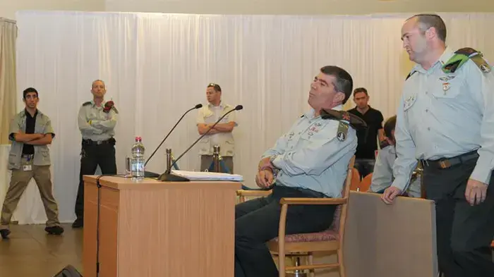 אל"מ ארז וינר, עוזר הרמטכ"ל, והרמטכ"ל, גבי אשכנזי, בוועדת טירקל, אוקטובר 2010 אל"מ ארז וינר, עוזר הרמטכ"ל, והרמטכ"ל, גבי אשכנזי, בוועדת טירקל, אוקטובר 2010