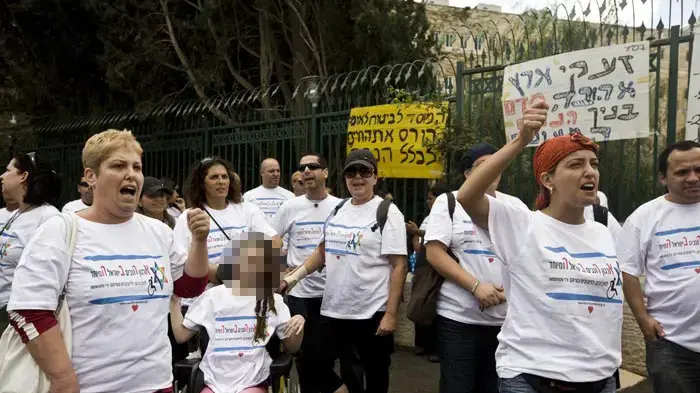 חבר הכנסת מיכאל בן ארי בהפגנת הנכים מול משרדי האוצר והרווחה, אוקטובר 2010 חבר הכנסת מיכאל בן ארי בהפגנת הנכים מול משרדי האוצר והרווחה, אוקטובר 2010