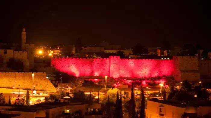 הדלקת אורות על חומות העיר העתיקה בירושלים, להעלאת המודעות למאבק בסרטן השד, אוקטובר 2010 הדלקת אורות על חומות העיר העתיקה בירושלים, להעלאת המודעות למאבק בסרטן השד, אוקטובר 2010