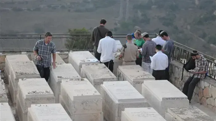 עליה לקברו של מאיר כהנא בהר המנוחות לציון עשרים שנים להירצחו, אוקטובר 2010