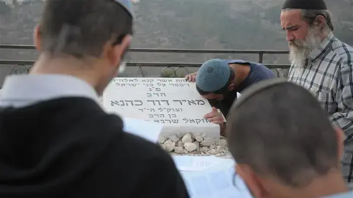 עליה לקברו של מאיר כהנא בהר המנוחות לציון עשרים שנים להירצחו, אוקטובר 2010