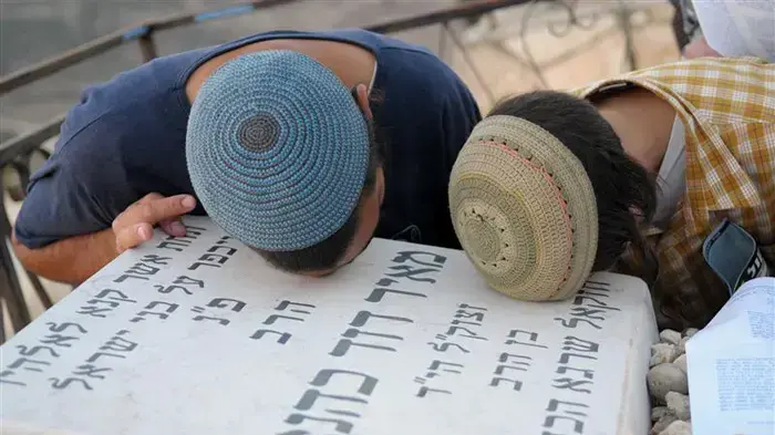 עליה לקברו של מאיר כהנא בהר המנוחות לציון עשרים שנים להירצחו, אוקטובר 2010