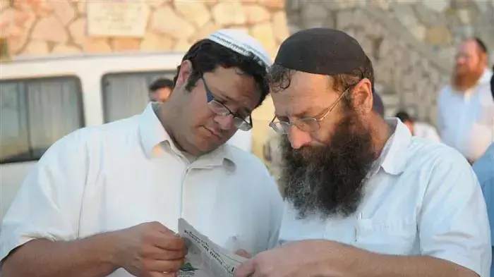 ברוך מרזל ואיתמר בן גביר בעלייה לקברו של מאיר כהנא בהר המנוחות לציון עשרים שנים להירצחו, אוקטובר 2010