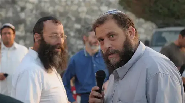 ברוך מרזל בעלייה לקברו של מאיר כהנא בהר המנוחות לציון עשרים שנים להירצחו, אוקטובר 2010