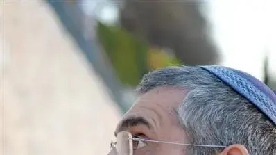 חבר הכנסת מיכאל בן ארי בעלייה לקברו של מאיר כהנא בהר המנוחות לציון עשרים שנים להירצחו, אוקטובר 2010