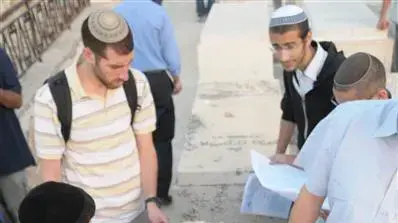 עליה לקברו של מאיר כהנא בהר המנוחות לציון עשרים שנים להירצחו, אוקטובר 2010