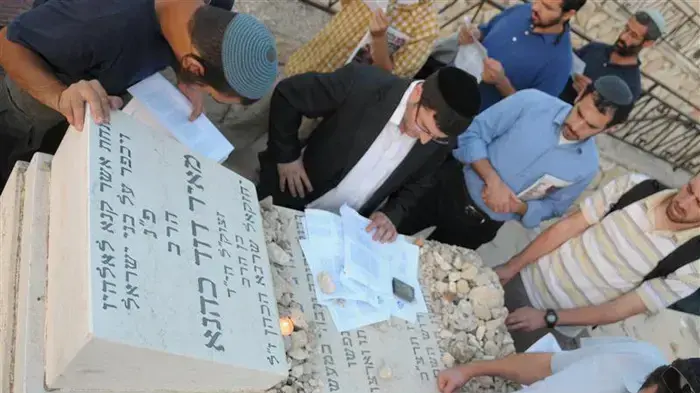 עליה לקברו של מאיר כהנא בהר המנוחות לציון עשרים שנים להירצחו, אוקטובר 2010