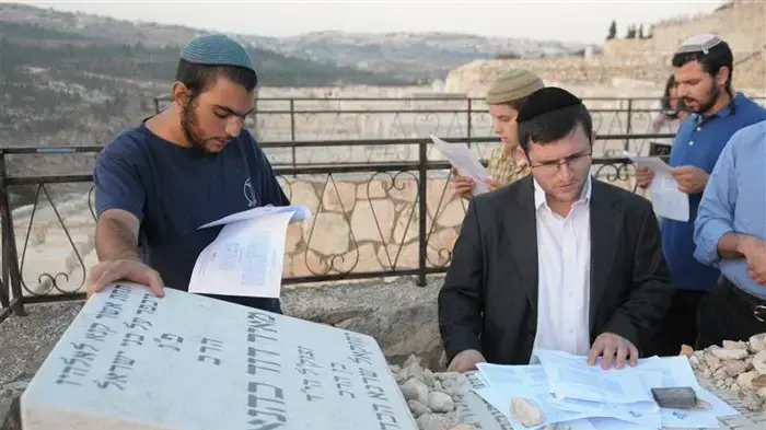 עליה לקברו של מאיר כהנא בהר המנוחות לציון עשרים שנים להירצחו, אוקטובר 2010