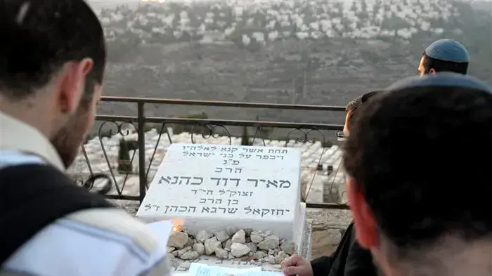 עליה לקברו של מאיר כהנא בהר המנוחות לציון עשרים שנים להירצחו, אוקטובר 2010