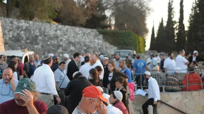עליה לקברו של מאיר כהנא בהר המנוחות לציון עשרים שנים להירצחו, אוקטובר 2010