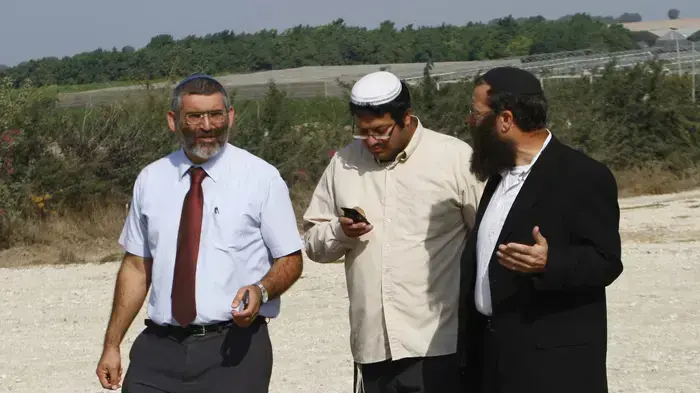 מיכאל בן ארי, ברוך מרזל ואיתמר בן גביר בצעדת הימין באום אל פאחם, אוקטובר 2010 מיכאל בן ארי, ברוך מרזל ואיתמר בן גביר בצעדת הימין באום אל פאחם, אוקטובר 2010