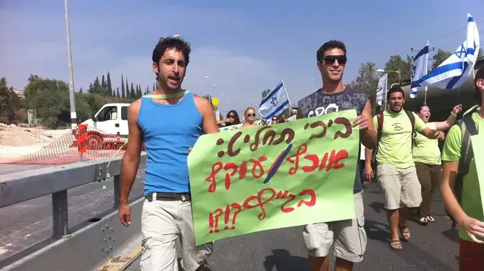 צעדה של סטודנטים ממכללת תל חי לכיוון קריית שמונה במחאה על חוק האברכים, אוקטובר 2010
