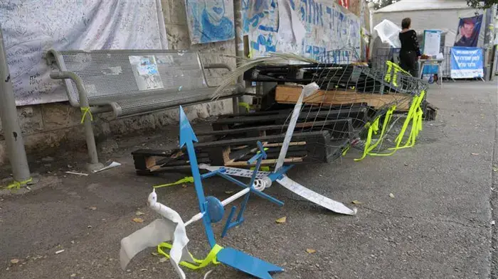 מיצג של גלעד שליט הושחת בירושלים אוקטובר 2010 מיצג של גלעד שליט הושחת בירושלים אוקטובר 2010