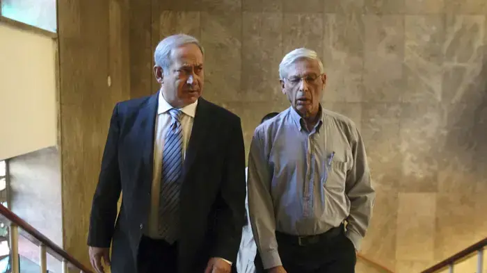 בני בגין ובנימין נתניהו בדרך לישיבת ממשלה בני בגין ובנימין נתניהו בדרך לישיבת ממשלה