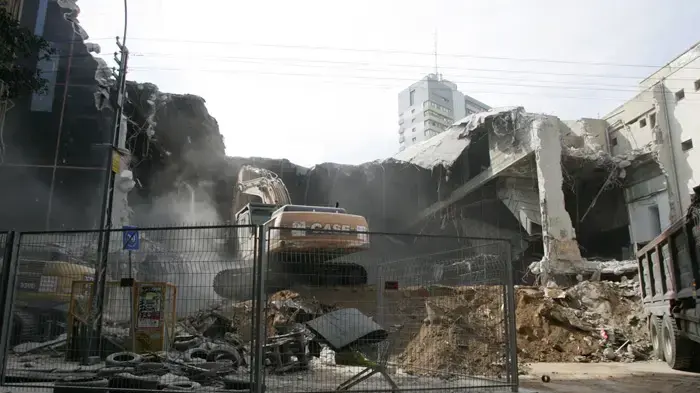 בית הקולנוע הותיק "תל אביב" ברחוב פינסקר נהרס, נובמבר 2010 בית הקולנוע הותיק "תל אביב" ברחוב פינסקר נהרס, נובמבר 2010