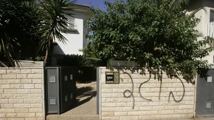 כתובות נאצה בביתו של הפרקליט הצבאי הראשי, אביחי מנדלבליט, נובמבר 2010 כתובות נאצה בביתו של הפרקליט הצבאי הראשי, אביחי מנדלבליט, נובמבר 2010