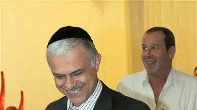 חבר הכנסת אמנון כהן בחתונת בנו של שלמה בניזרי, נובמבר 2010