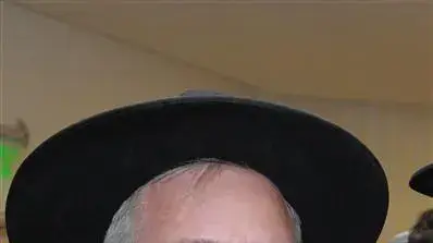שר הבריאות לשעבר הרב ניסים דאהן בחתונת בנו של שלמה בניזרי, נובמבר 2010