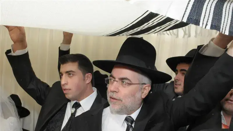 שלמה בניזרי ובנו בחופה, נובמבר 2010