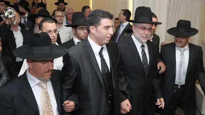 שלמה בניזרי יחד עם בנו בחתונת הבן, נובמבר 2010 שלמה בניזרי יחד עם בנו בחתונת הבן, נובמבר 2010