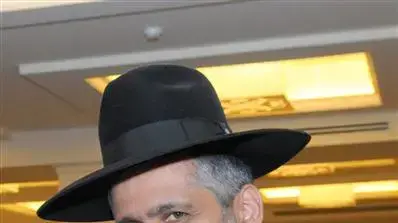 יושב ראש ש"ס אלי ישי בחתונת בנו של שלמה בניזרי, נובמבר 2010