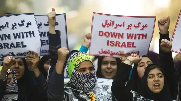 הפגנות  מחוץ לשגרירות ארה"ב בטהרן לציון יום השנה להשתלטות על השגרירות