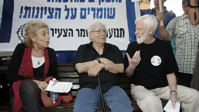 שולמית אלוני, יורם קניוק ואורי אבנרי בהפגנת אנשי רוח נגד גזענות בצפת, נובמבר 2010 שולמית אלוני, יורם קניוק ואורי אבנרי בהפגנת אנשי רוח נגד גזענות בצפת, נובמבר 2010