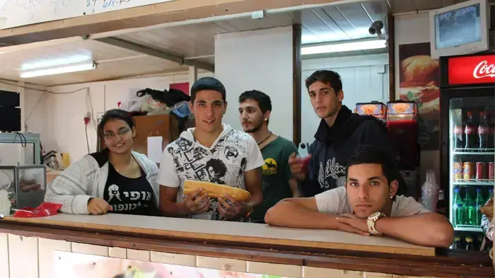 תלמידים מפעילים מזנון בבית הספר הר וגיא