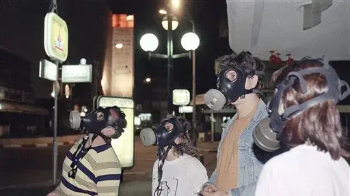 אזרחים בתל אביב עם מסיכות האב"כ על פניהם, 1991