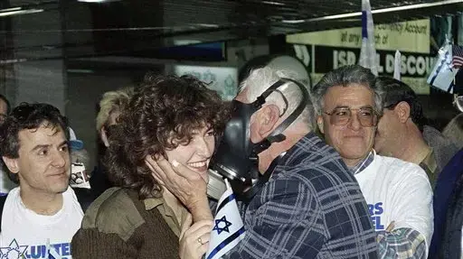  אזרח נותן לחיילת נשיקה דרך מסיכת האב"כ, 1991