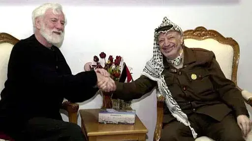 אורי אבנרי ויאסר ערפאת בפגישה ברמאללה, 10 באפריל 2004 אורי אבנרי ויאסר ערפאת בפגישה ברמאללה, 10 באפריל 2004