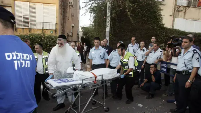 גופות הילדות מרעננה מוצאות מהדירה, נובמבר 2010