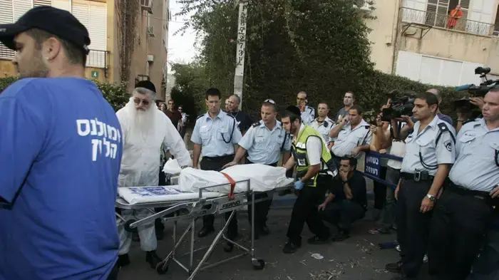 גופות הילדות מרעננה מוצאות מהדירה, נובמבר 2010