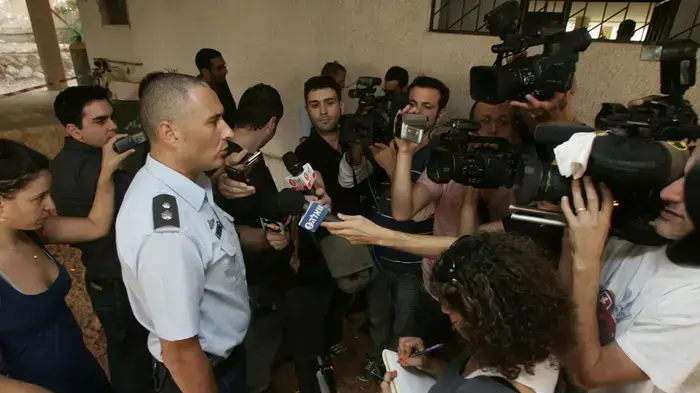 סגן ניצב שי אזולאי מפקד תחנת כפר סבא מתחת לביתן של נטלי ורוני אלינו שנרצחו על ידי אמן, נובמבר 2010 סגן ניצב שי אזולאי מפקד תחנת כפר סבא מתחת לביתן של נטלי ורוני אלינו שנרצחו על ידי אמן, נובמבר 2010