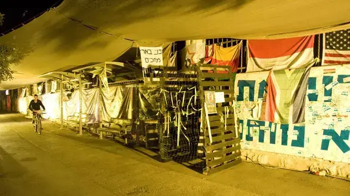אוהל המחאה של משפחת שליט מואר לציון 1600 ימים בהם גלעד שליט בשבי, נובמבר 2010