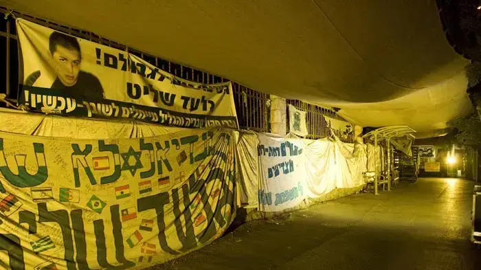 אוהל המחאה של משפחת שליט מואר לציון 1600 ימים בהם גלעד שליט בשבי, נובמבר 2010