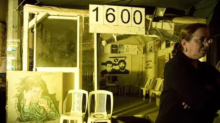 אביבה שליט באוהל המחאה לציון 1600 ימים בהם גלעד בשבי, נובמבר 2010