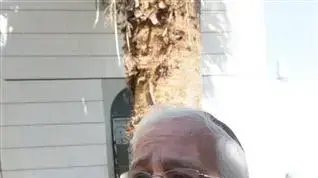 הרב שמעון גרסון חבר מועצת מעלה אדומים מחוץ לביתו של הנווט עמנואל לוי שנעדר בעקבות התרסקות מטוס, נובמבר 2010