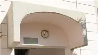 קציני נפגעים מחוץ לביתו של הנווט עמנואל לוי שנעדר בעקבות התרסקות מטוס, נובמבר 2010