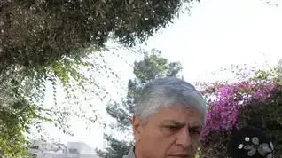 ראש עיריית מעלה אדומים בני כשריאל מחוץ לביתו של הנווט עמנואל לוי שנעדר בעקבות התרסקות מטוס, נובמבר 2010