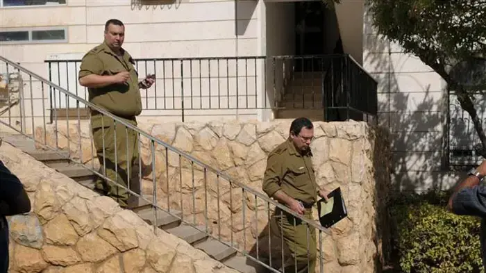  קציני הנפגעים מחוץ לביתו של הנווט עמנואל לוי שנעדר לאחר התרסקות מטוס קרב, נובמבר 2010