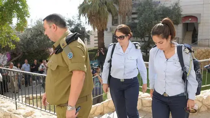  קציני הנפגעים מחוץ לביתו של הנווט עמנואל לוי שנעדר לאחר התרסקות מטוס קרב, נובמבר 2010