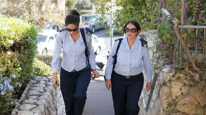  קציני הנפגעים מחוץ לביתו של הנווט עמנואל לוי שנעדר לאחר התרסקות מטוס קרב, נובמבר 2010